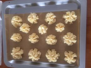 挤在烤盘上，感觉挤的大大小小，歪歪扭扭