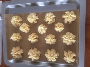 挤在烤盘上，感觉挤的大大小小，歪歪扭扭