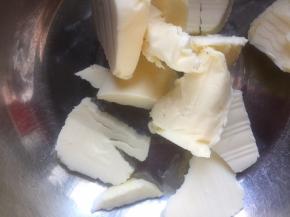 黄油室温软化到手指轻轻一按就有印子，用电动打蛋器打散