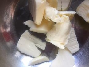 黄油室温软化到手指轻轻一按就有印子，用电动打蛋器打散