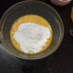 隔水融化黄油放至室温。鸡蛋打散放入细砂糖搅拌均匀。