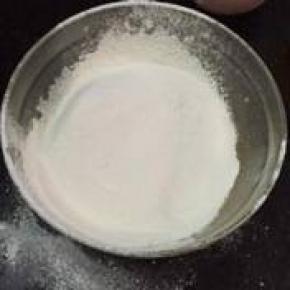 将低粉，泡打粉，盐混合过筛加入鸡蛋液中，搅拌至没有颗粒。