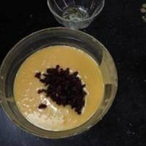 将黄油倒入混合好的鸡蛋液中，搅拌均匀。
将蔓越莓切小倒入面糊，搅拌均匀。将面糊盖上保鲜膜防止冰箱冷藏1个小时。