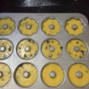 取出冷藏好的面糊，放置一会，装入裱花袋，挤进模具八分满，震几下模具，震出大气泡放入预热好的烤箱。180度20分钟。