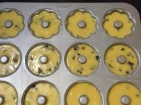 取出冷藏好的面糊，放置一会，装入裱花袋，挤进模具八分满，震几下模具，震出大气泡放入预热好的烤箱。180度20分钟。
