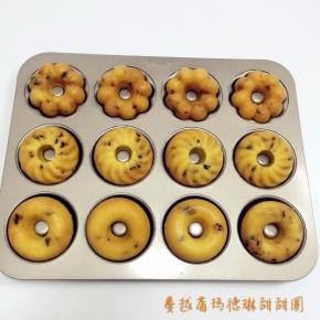 烤好出炉趁热脱模，放至晾网冷却。