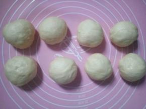 取出发酵好的面团排气，分成几等份，静止15分钟。