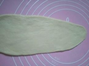  然后取一小团面团，用擀面杖擀成舌状。