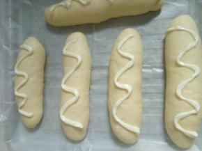 发酵好的面团取出，刷蛋液，挤上沙拉酱。