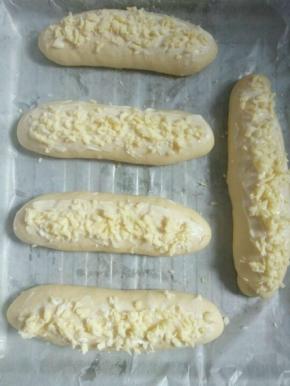 再继续加马苏里拉芝士。