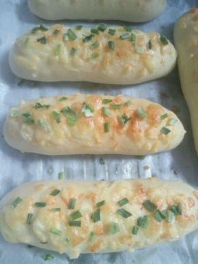 撒上葱花，放进烤箱，上下火180°20分钟。