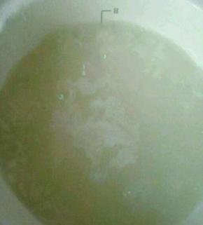 大米洗干净，放入BB锅中，加够足量的水慢慢熬。