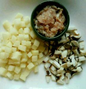 香菇，土豆切小丁