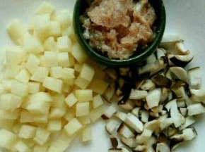 香菇，土豆切小丁
