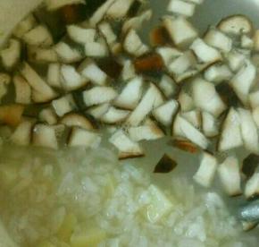 待粥煮到快熟时，加入香菇，土豆，肉沫