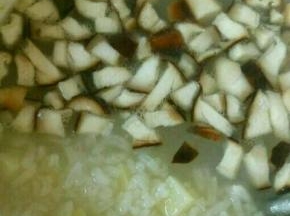 待粥煮到快熟时，加入香菇，土豆，肉沫
