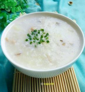 再撒上一点葱花就可以吃了。