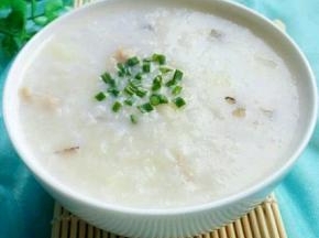 再撒上一点葱花就可以吃了。