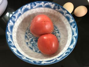 西红柿先用开水泡一下。去皮。