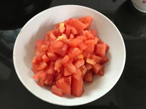 去了皮的西红柿切碎。