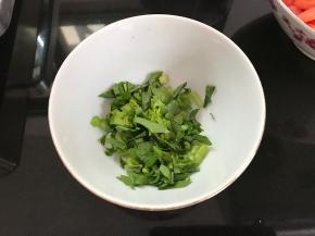 芹菜洗净切碎。