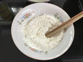 面粉中加1克盐拌匀。