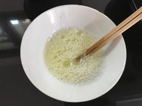 蛋白中加一点水打发。