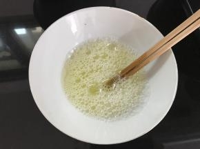 蛋白中加一点水打发。