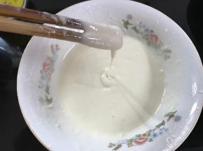 用打好的蛋白和面，面糊滴落纹路不马上消失。静置15分钟。