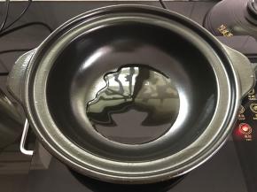 砂锅中放适量油。