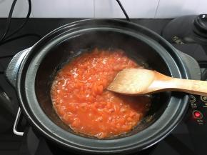 炒至西红柿起糊出沙。