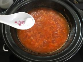 再加入少许盐调好味。