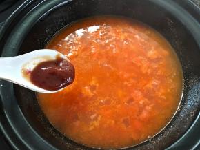 加入适量清水，煮开后加入1勺蕃茄酱。