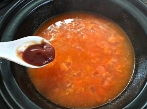 加入适量清水，煮开后加入1勺蕃茄酱。