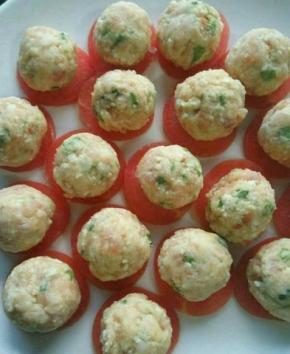 然后把肉泥捏成一个个小团，放在切片的胡萝卜上，上锅蒸20分钟。