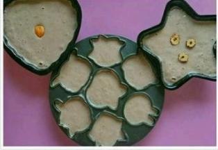 模具内壁抹上食用油，把面糊倒入模具中，大力震出气泡，上锅大火蒸20分钟。