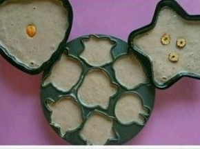 模具内壁抹上食用油，把面糊倒入模具中，大力震出气泡，上锅大火蒸20分钟。