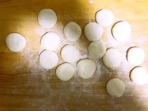 11.分割成均匀的小剂子，并滚圆压扁！