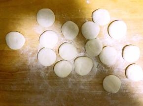 11.分割成均匀的小剂子，并滚圆压扁！