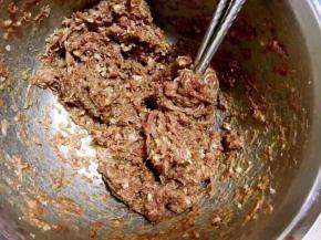 7.直到把肉馅搅拌上劲！