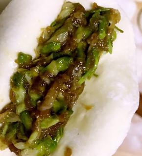 13.取饺子皮，纵向放入肉馅