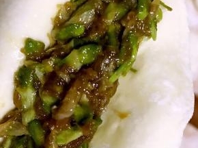 13.取饺子皮，纵向放入肉馅
