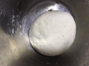 2.加温水揉至光滑面团，盖上盖子，室温醒30分钟，醒面过程中准备馅料。