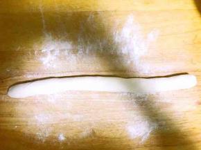 10.将醒发好的面团分割成两份，取其中一份搓成圆条状