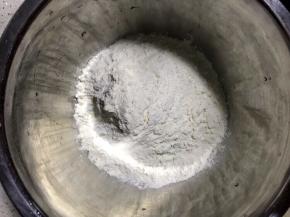 1.200克中筋面粉倒入盆中