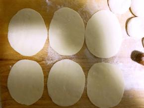 12.擀成略长的饺子皮