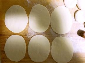 12.擀成略长的饺子皮