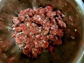 3.将250克牛肉糜放入盆中