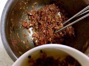 6.一个方向搅拌，并在搅拌过程中，分次加入花椒水