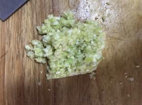 4.葱姜蒜剁碎